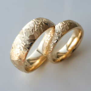 Abielusormused-Mudel-A-107-ja-lisatud-pinnaviimistlus_1 - Abielusõrmused.com