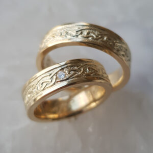 Abielusormused-keldi-mustriga-kasitoo_1 - Abielusõrmused.com