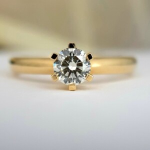 Kihlasõrmus teemandiga