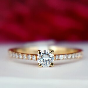 Kihlasõrmus teemantidega