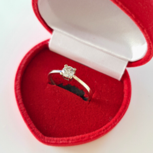 Kihlasõrmus teemantiga