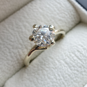 kihlasõrmus teemantiga