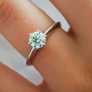 Kihlasõrmus teemantiga