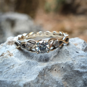 kihlasõrmus teemantidega