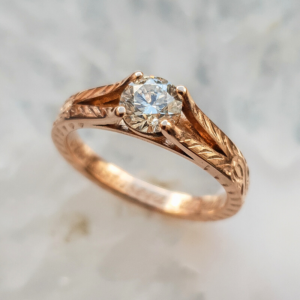 kihlasõrmus teemantiga