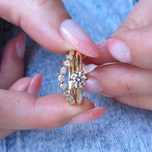 Abielusõrmus, mis sobitub kihlasõrmusega