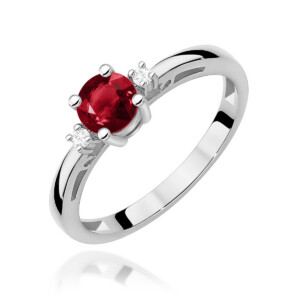 Kihlasõrmus. Silver ring with a round red gemstone and small accent diamonds along the shoulders