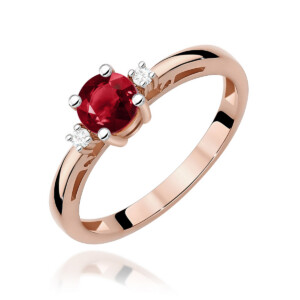 Kihlasõrmus. Rose gold ring with a central red gemstone flanked by small diamonds, set on a polished band