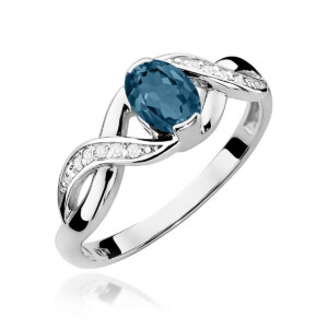 Kihlasõrmus. Silver ring with an oval blue gemstone and small diamonds along the shoulders, set in a polished band.