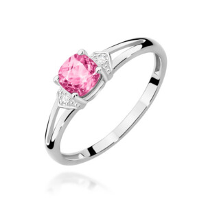Kihlasõrmus. Silver ring with a pink cushion-cut gemstone set in a prong setting, minimalist band design.