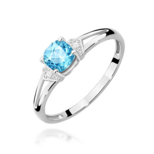 Kihlasõrmus. Silver ring with a blue cushion-cut gemstone in a four-prong setting on a polished band, side accents shimmering with small stones (designer style).
