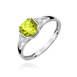 Kihlasõrmus. Silver ring with a square cushion-cut lime-yellow gemstone and small diamond accents, set in a polished band.