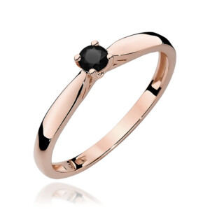 Kihlasõrmus. Rose gold solitaire ring with a round black gemstone in a four-prong setting.