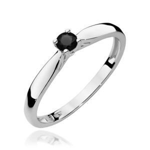 Kihlasõrmus. Silver solitaire ring with a small black gemstone in a prong setting on a polished band (onyx/black diamond)