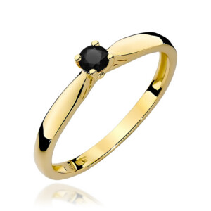 Kihlasõrmus. Gold ring with a black gemstone, simple solitaire setting, elegant and polished surface