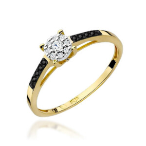 Kihlasõrmus. Gold ring featuring a central square cluster of diamonds with black pavé stones along the band.