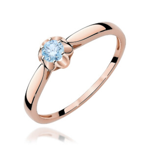 Kihlasõrmus. Rose gold ring with a round light-blue gem held by petal-like prongs, on a white background.