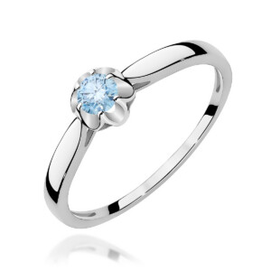 Kihlasõrmus. Silver ring with a light-blue round gemstone held by petal-like prongs in a flower setting.