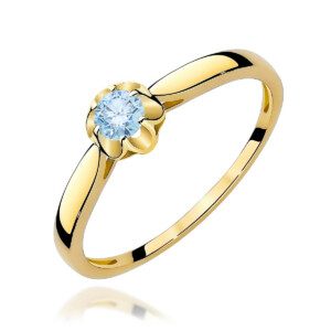Kihlasõrmus. Yellow gold ring with a single round diamond in a flower-shaped prong setting; a glossy Band with a solitaire gemstone