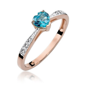 Kihlasõrmus. Rose gold ring with a blue oval gemstone held by four prongs and a diamond-studded band on one side.