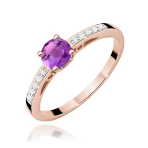 Kihlasõrmus. Rose gold ring with an oval purple amethyst centerpiece and pavé diamonds along the band, elegant and feminine.