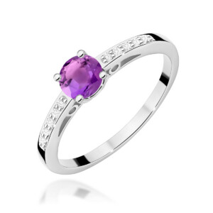 Kihlasõrmus. Silver ring with a round purple amethyst center stone held by four prongs and small diamonds along the band shoulders, on a white background.