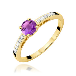 Kihlasõrmus. Gold ring with an oval purple gemstone and diamond-accented band on a polished yellow-gold setting.
