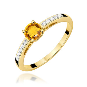 Kihlasõrmus. Gold ring with a round orange gemstone in a prong setting and diamond accents along the band.