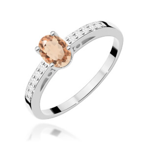 Kihlasõrmus. Silver-toned ring with an oval peach gemstone in a prong setting and pavé diamonds along the band, on a curved band centerpiece.