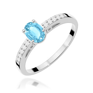 Kihlasõrmus. Silver ring with a blue oval gemstone center and small diamonds along the band.