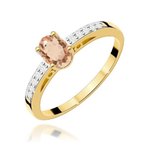 Kihlasõrmus. Gold ring with an oval peach gemstone in a prong setting and a pavé diamond band on each side