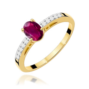 Kihlasõrmus. Gold ring with a large oval pink-purple gemstone and small diamonds along the band