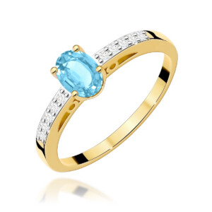 Kihlasõrmus. Gold ring with a blue oval gemstone in a prong setting, band accented with small diamonds along the top edge