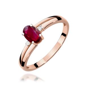 Kihlasõrmus. Rose gold ring with an oval red ruby centerpiece and small accent diamonds, on a sleek band edge-to-edge.