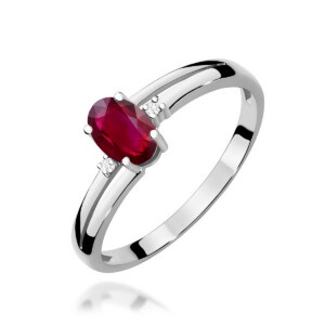 Kihlasõrmus. Silver ring with an oval red gemstone centerpiece and small side diamonds on a polished band, photographed at an angle.