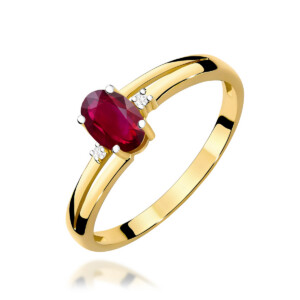 Kihlasõrmus. Gold ring with an oval red ruby centerpiece, flanked by small diamonds on a split shank.