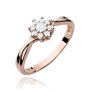 Kihlasõrmus. Rose gold ring with a floral cluster of diamonds, featuring a central diamond surrounded by smaller stones on a polished band.