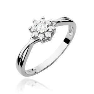 Kihlasõrmus. Diamond cluster engagement ring with a pavé of round stones on a polished white metal band (likely white gold or platinum).