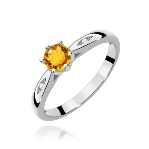 Kihlasõrmus. Silver ring with a yellow-orange center gemstone and small diamond accents, elegant and polished.