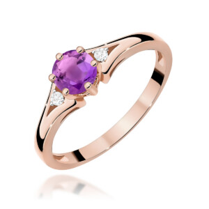 Kihlasõrmus. Rose gold ring with a purple central gemstone held by four prongs and small diamond accents on each side.