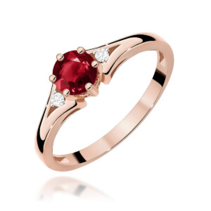 Kihlasõrmus. Rose gold ring with a central red gemstone and two small diamonds on the shoulders, delicate curved band.