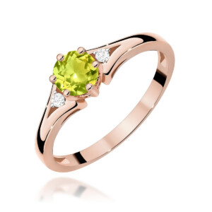 Kihlasõrmus. Rose gold ring with a lime-green central gemstone held by prongs, flanked by small diamonds on the shoulders
