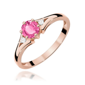 Kihlasõrmus. Rose gold ring featuring a pink central gemstone held by prongs, flanked by two small diamonds on each side.