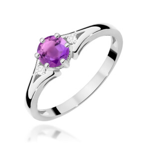 Kihlasõrmus. Silver ring with a round purple gemstone (amethyst) in the center and two small diamonds on the shoulders on a polished band.