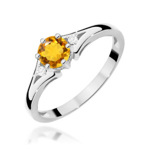 Kihlasõrmus. Sterling silver ring with a large round orange gemstone in prong setting, flanked by two small diamonds on the band.