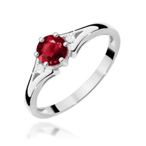 KIhlasõrmus. Silver ring with a bright red oval gemstone held by prongs, flanked by two small diamonds on a polished band
