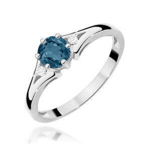 Kihlasõrmus. Silver ring with a deep blue round center stone and two small diamonds on the curved band edges, polished finish.