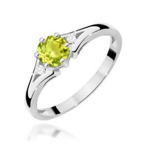 Kihlasõrmus. Silver ring featuring a large oval yellow-green gemstone with two small diamonds on the band, sleek polished setting.