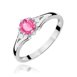 Kihlasõrmus. Silver ring with a prominent pink gemstone and small side diamonds, set in a curved prong setting.
