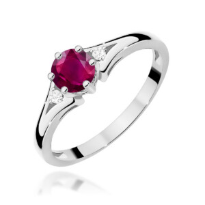 Kihlasõrmus. Silver ring with a large oval-cut pink ruby centerpiece flanked by two small diamonds on a polished band